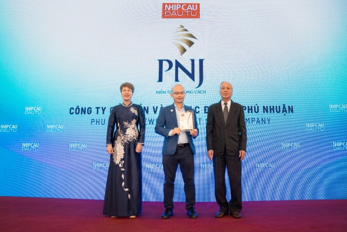image001-1752636237-6757-1752636422 Đại diện PNJ nhận giải thưởng Top 50 CSA 2025. Ảnh: Việt Hùng