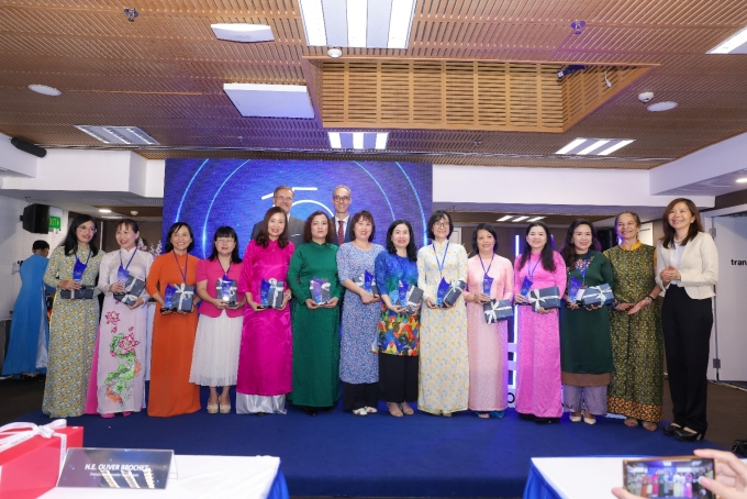 image001-1753264336-2173-1753583699 Các nhà khoa học nữ từng nhận Giải thưởng L’Oréal – UNESCO For Women in Science Việt Nam nhận kỷ niệm chương trong lễ kỷ niệm 15 năm. Ảnh:
