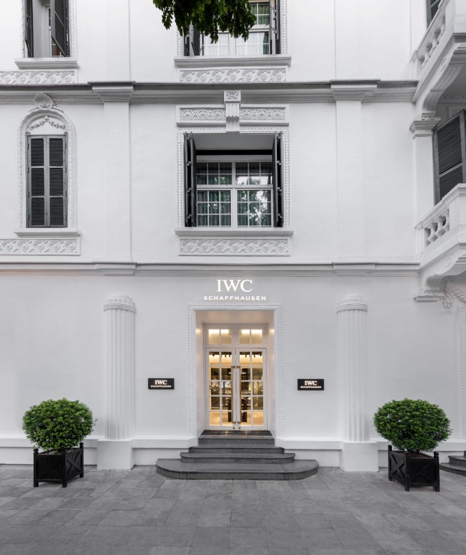 image003-1753067236-2376-1753067348 Bên ngoài cửa hàng IWC Schaffhausen trong khuôn viên khách sạn Sofitel Legend Metropole Hanoi. Ảnh: S&S Group