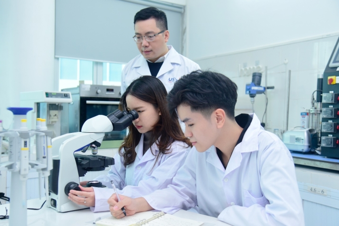 image003-1753441568-4975-1753441709 Sinh viên USTH thực hành trong phòng thí nghiệm. Ảnh: USTH