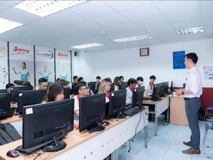 image005-1751347504-8997-1751347608 Sinh viên FPT Jetking thực hành với 70% thời lượng đào tạo. Ảnh: FPT Jetking