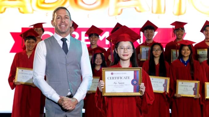 image005-1752050288-9587-1752050398 Giáo viên TAS trao bằng cho học sinh. Ảnh: TAS