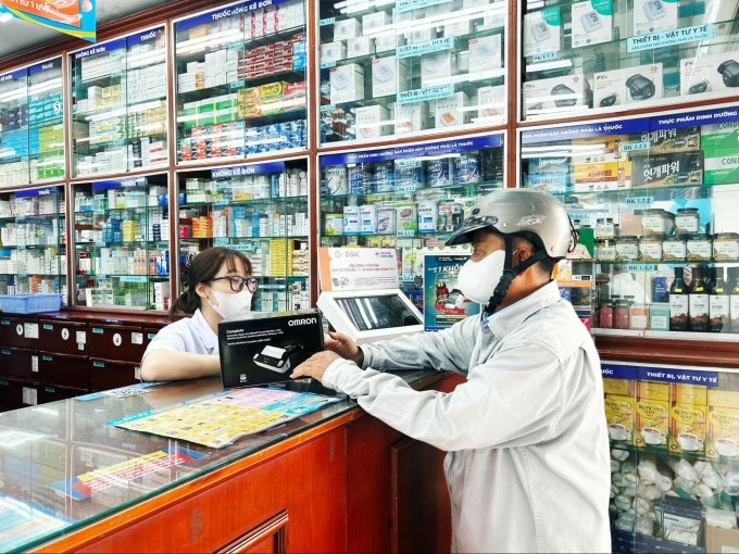image2-1751621640-8478-1751621792 Khách hàng được nhân viên nhà thuốc tư vấn về cách sử dụng thiết bị đo huyết áp, điện tim mới. Đôi bên kỳ vọng dòng máy này sẽ đồng hành mỗi gia đình Việt chủ động theo dõi sức khỏe, nâng cao chất lượng cuộc sống. Ảnh: Long châu