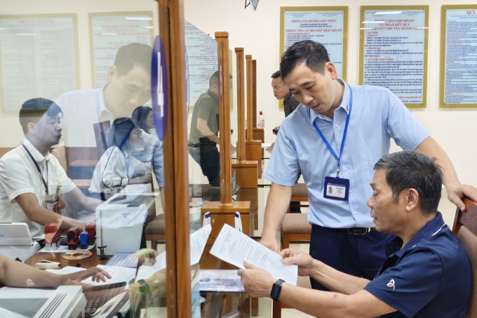 img-20250702-104939-5923-1753196216 Ông Đỗ Thanh Hà, công chức Trung tâm Phục vụ hành chính công thành phố Hà Nội chi nhánh số 3 hướng dẫn người dân sử dụng dịch vụ công. Ảnh: Trọng Đạt
