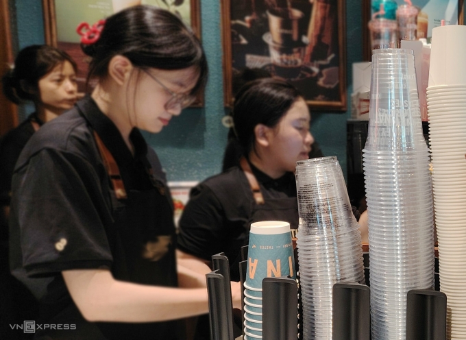 img-20250718-164453-1753236290-7914-6373-1753236573 Quầy order tại một cửa hàng F&B trên phố Phan Đình Phùng, Hà Nội, ngày 18/7. Ảnh: Thủy Trương