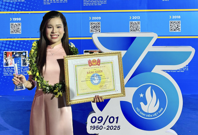 img-5120-1751685348-1751685378-9481-1653-1751685672 Hạnh Nguyên nhận bằng khen Sinh viên 5 tốt cấp trung ương, năm 2025. Ảnh: Nhân vật cung cấp