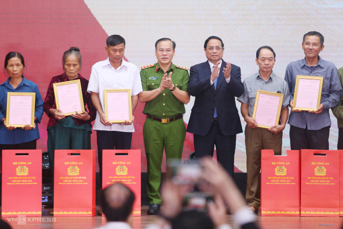 img-8448-jpg-1753446627-5948-1753446725 Thủ tướng Phạm Minh Chính và thứ trưởng Công an Nguyễn Văn Long trao chứng nhận, quà cho các gia đình. Ảnh: Phạm Dự
