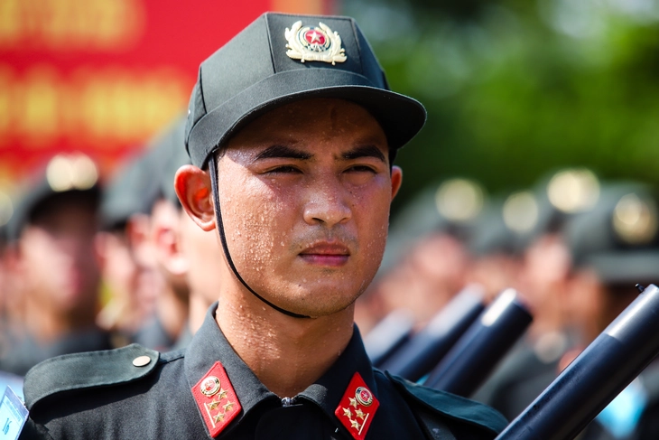 img0233-17537814462512136308253 Chiến sĩ công an đổ mồ hôi trên thao trường, sẵn sàng sải bước trên quảng trường - Ảnh 9.