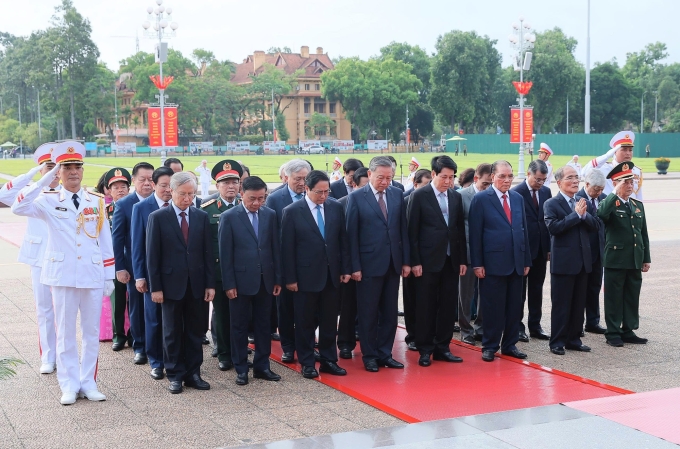 img4597-1753323746664628454823-3531-1425-1753327512 Lãnh đạo, nguyên lãnh đạo Đảng, Nhà nước đặt vòng hoa và vào Lăng viếng Chủ tịch Hồ Chí Minh, sáng 24/7. Ảnh: Nhật Bắc