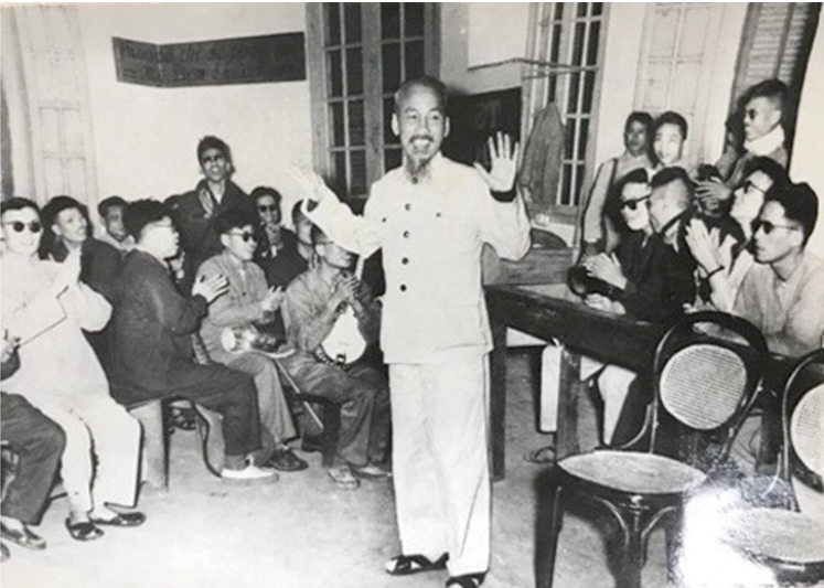 img6667-15555166 Bác Hồ thăm hỏi, động viên thương binh bị hỏng mắt (năm 1955). Ảnh tư liệu.