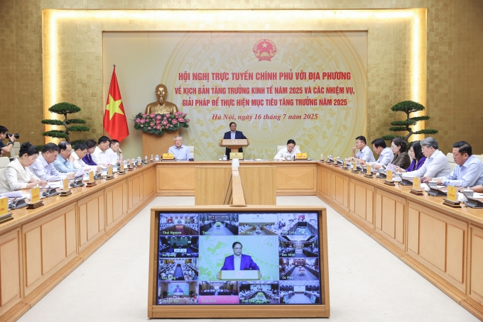 img7329-1752632983132811268885-2103-4521-1752640393 Thủ tướng Phạm Minh Chính chủ trì hội nghị trực tuyến với các địa phương về kịch bản tăng trưởng kinh tế, ngày 16/7. Ảnh: VGP