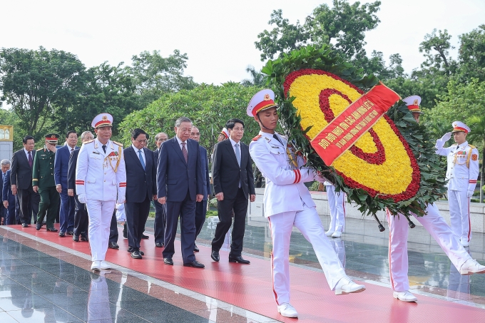 img7775-1753323747124120313791-2501-2988-1753327512 Lãnh đạo, nguyên lãnh đạo Đảng, Nhà nước dâng hương tại Đài tưởng niệm các anh hùng liệt sĩ. Ảnh: Nhật Bắc