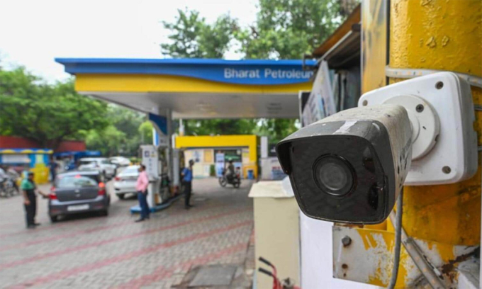 india-5-1751530282-6062-1751530427 Camera nhận diện biển số xe tại một trạm nhiên liệu ở Delhi. Ảnh: Hindustan Times