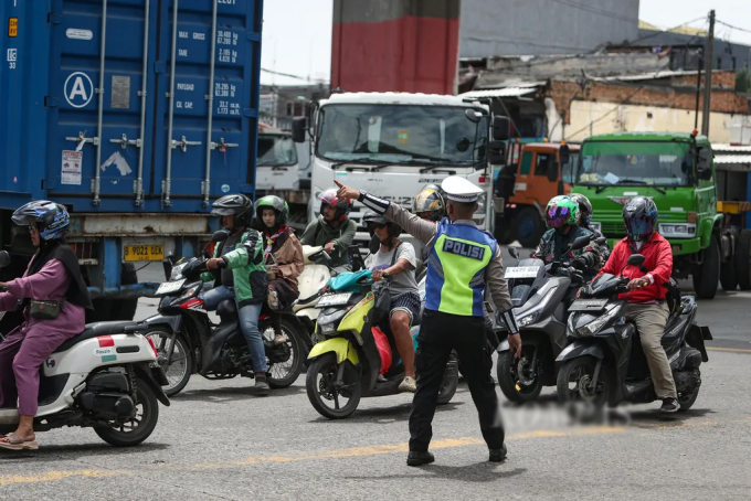 jakarta-1752561954-8173-1752562950 Một cảnh sát đang điều tiết giao thông tại Jakarta, Indonesia, ngày 18/4/2025. Ảnh: Kompas