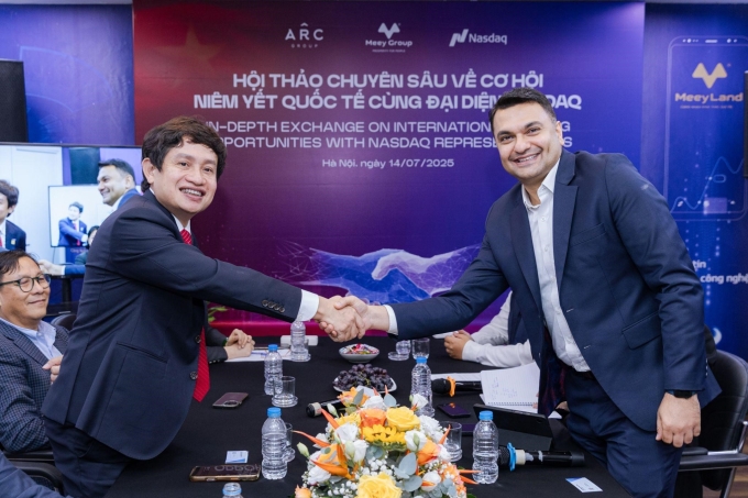 jbadgjksdbg-1752654704-3245-1752654832 Ông Hoàng Mai Chung (trái) - Chủ tịch HĐQT Meey Group và ông Krishnani (phải) trong buổi gặp gỡ, trò chuyện. Ảnh: Meey Group