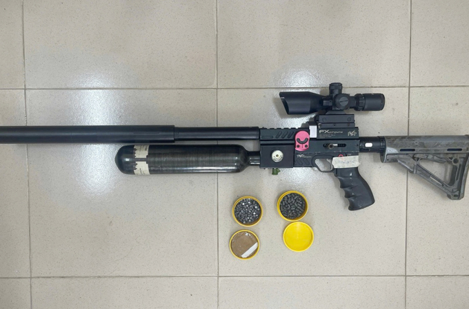 khau-sung-cua-su-2025-17539577-9956-5092-1753957929 Công an thu giữ khẩu súng hơi và hơn 200 viên đạn chì từ Nguyễn Văn Sự. Ảnh: Công an Cần Thơ