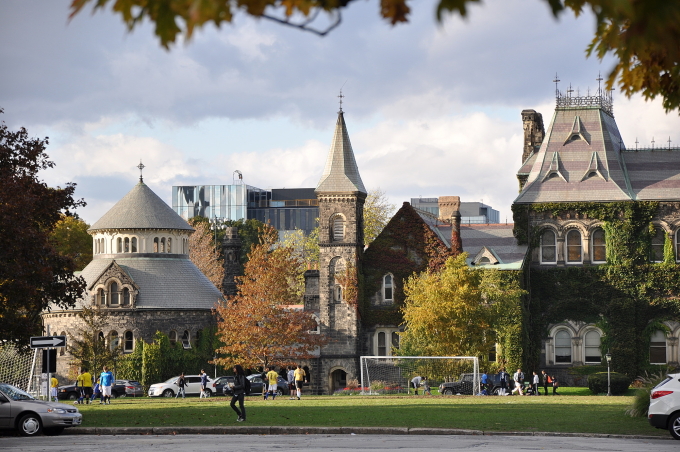 khuon-vien-truong-dai-hoc-toro-4885-1350-1751782415 Khuôn viên Đại học Toronto, Canada. Ảnh: Times Higher Education