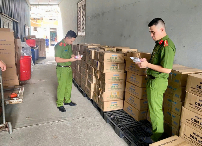 kiem-tra-nha-kho-1752547788-1579-1752549005 Cảnh sát kiểm tra nhà kho của một công ty trụ sở tại Hà Nội, thu hàng chục thùng carton đựng cồn giả. Ảnh: Hùng Lê