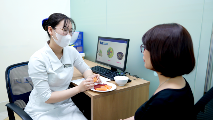 la-i-va-n-1752469852-2422-1752470135 Chuyên viên dinh dưỡng Hồng Vân tư vấn cho người bệnh. Ảnh minh họa: Bệnh viện Đa khoa Tâm Anh