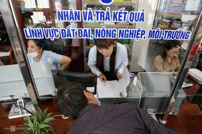lam-thu-tuc-dat-dai-1753842976-7742-1753843087 Người dân làm thủ tục công liên quan đất đai tại TP HCM, ngày 1/7. Ảnh: Đình Văn