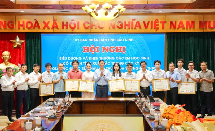 lanh-dao-bac-ninh-chup-anh-hoc-sinh-xuat-sac-2-17537908641971979258016 bắc ninh - Ảnh 2.