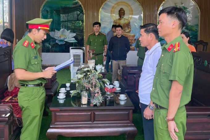 le-anh-tuan-ao-trang-da-bi-kho-9876-1310-1751430204 Cảnh sát đọc lệnh bắt ông Lê Anh Tuấn (áo trắng). Ảnh: Công an Gia Lai