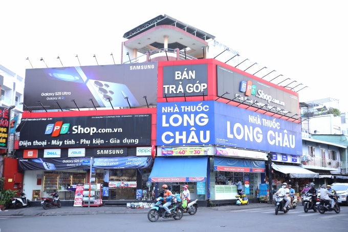 long-chau-1753812070-6868-1753812152 Một nhà thuốc Long Châu nằm cạnh cửa hàng FPT Shop. Ảnh: FRT