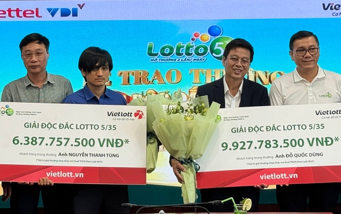lotto-1752588915-1752588987-5761-1752589063 Anh Đỗ Quốc Dũng (thứ hai từ phải) nhận giải 9,9 tỷ và anh Nguyễn Thanh Tùng (thứ hai từ trái) nhận giải 6,38 tỷ đồng chiều 15/7 ở Hà Nội. Ảnh: Anh Tú