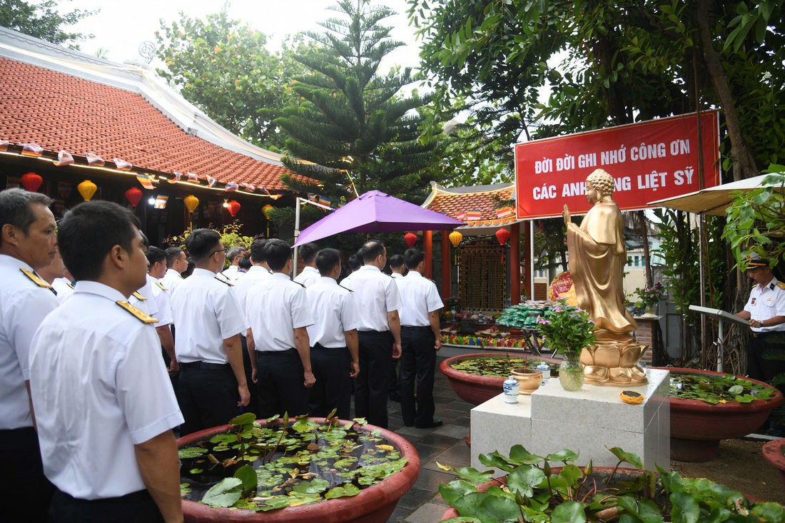 lu-doan-1463-1753544306727895117139 Thả hàng trăm hoa đăng xuống biển tưởng nhớ anh hùng liệt sĩ Trường Sa - Ảnh 5.