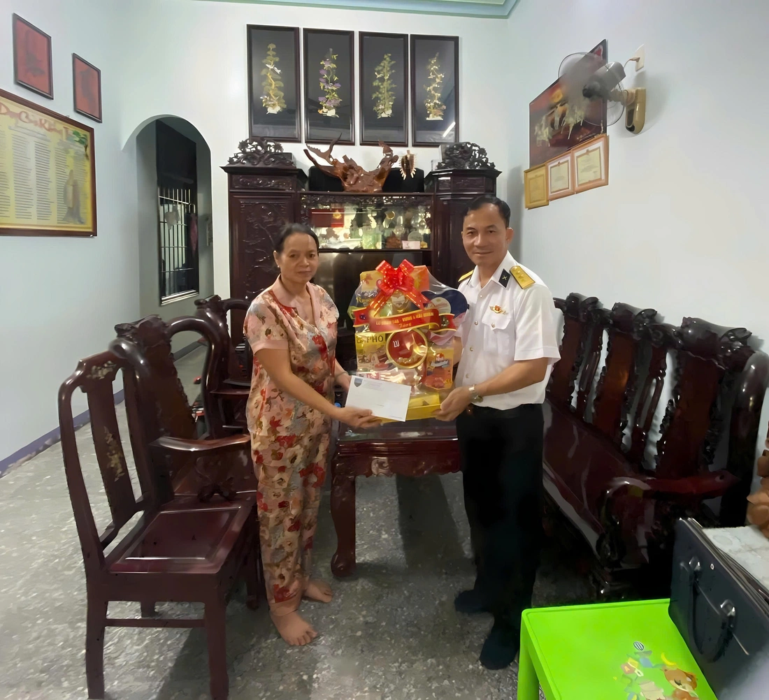 lu-doan-1466-1753544306723480222183 Thả hàng trăm hoa đăng xuống biển tưởng nhớ anh hùng liệt sĩ Trường Sa - Ảnh 7.
