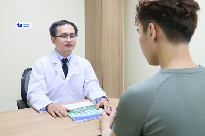 mac-lupus-ban-do-ma-khong-biet-1480-2800-1752652424 Bác sĩ Tân khám cho người bệnh. Ảnh minh họa: Gia Hưng