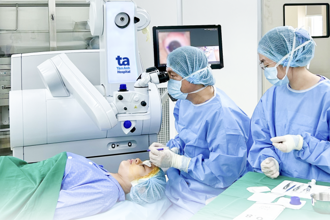 mo-mat-4-1752938433-5761-1752938537 Bác sĩ Nghĩa thực hiện ca phẫu thuật mắt. Ảnh: Bệnh viện Đa khoa Tâm Anh