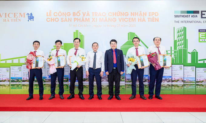 nam2939-jpg-1752668941-1752668-1489-3041-1752669451 Đại diện công ty nhận chứng nhận. Ảnh: Vicem Hà Tiên