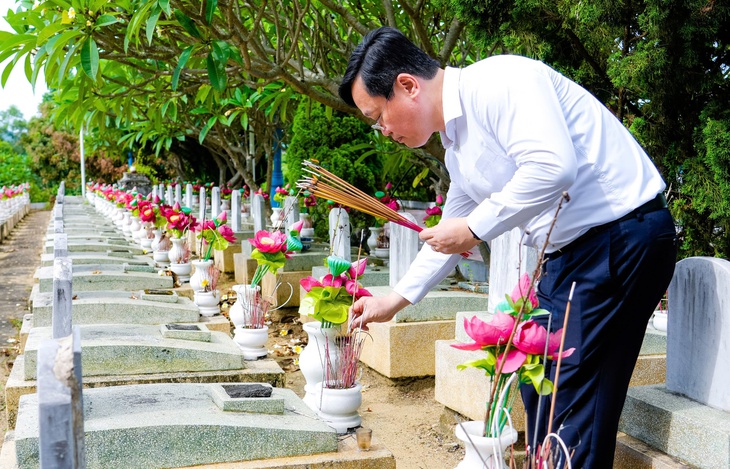 nghe-an-1752583576543174689071 Trưởng Ban Tuyên giáo và Dân vận Trung ương dâng hương tưởng niệm Chủ tịch Hồ Chí Minh, các liệt sĩ - Ảnh 4.