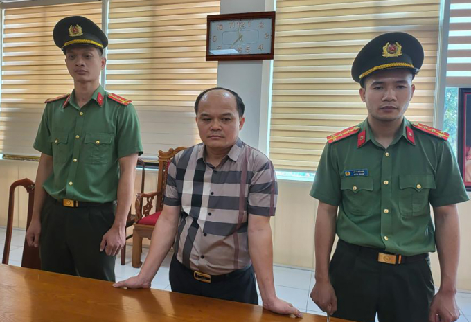 nghi-can-vinh-1751504810-2892-1751505118 Nghi can Vinh (giữa) tại cơ quan điều tra. Ảnh: Công an cung cấp