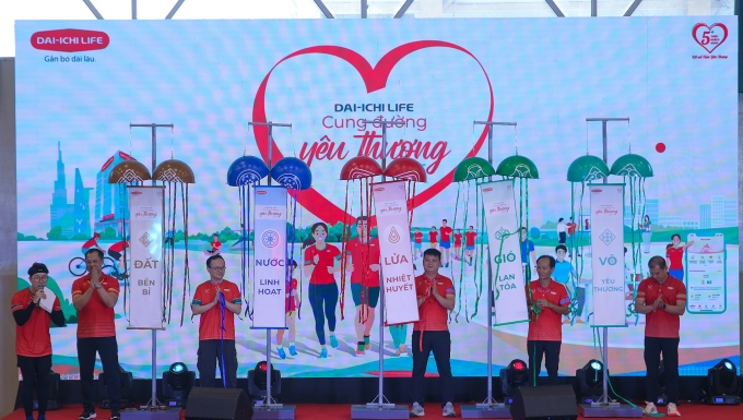 nghi-thuc-kick-off-2-175204958-4470-3436-1752050026 Lễ phát động Dai-ichi Life - Cung đường yêu thương 2025 thu hút hơn 2.500 thành viên tham dự. Ảnh: Dai-ichi Life