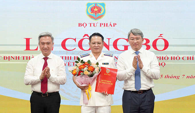 nguyenvanhoa-1751689980-1655-1-6542-2640-1751710684 Ông Nguyễn Văn Hòa, Cục trưởng Cục Thi hành án dân sự THCM nhận quyết định bổ nhiệm Trưởng Thi hành án dân sự TP HCM. Ảnh: Thi hành án