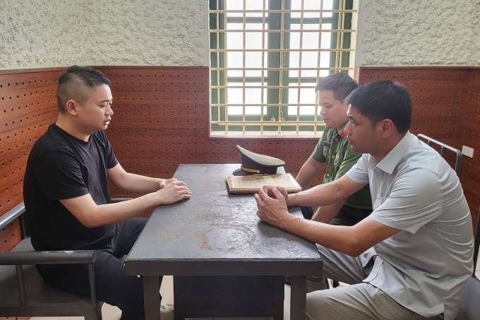 nha-bao-tong-tien-doanh-nghiep-3180-2891-1751355167 Nghi can Đạt (góc trái) tại cơ quan điều tra. Ảnh: Công an cung cấp