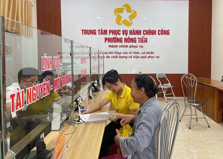nhan-vien-buu-dien-tinh-tuyen-quang-ho-tro-nguoi-dan-tai-ttpvhcc-phuong-nong-tien-1751472741740756242366 Hàng loạt giải pháp hỗ trợ cán bộ và người dân thực hiện chính quyền địa phương 2 cấp - Ảnh 3.