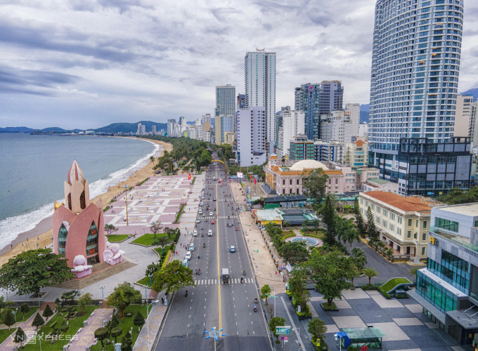 nhatrang-khoatran-23-161612101-3026-5558-1751604473 Đường Trần Phú với tháp Trầm Hương - một trong những biểu tượng của Nha Trang - Khánh Hòa. Ảnh: Trần Anh Khoa