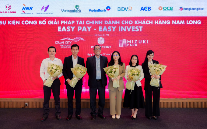 nl23-1752649493-5083-1752650018 Đại diện Nam Long Land và các ngân hàng trong ngày công bố triển khai giải pháp tài chính Easy pay - Easy Invest. Ảnh: Nam Long