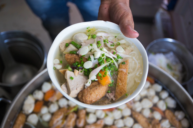 nl5-1691638149-1752653803-6116-1752655877 Runner có thể thử bún chả cá Nha Trang trước buổi chạy sáng hoặc sau khi vận động để hồi phục năng lượng. Ảnh: Xuân Phương