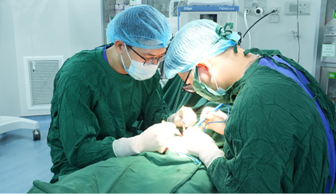 oaka-17516836526441971846708-j-8922-3712-1751702609 Bác sĩ phẫu thuật cho người bệnh. Ảnh: Bệnh viện cung cấp