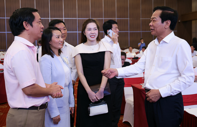 ong-binh-trao-doi-123-17532622-9334-1785-1753262314 Bí thư Thành ủy Cần Thơ Đỗ Thanh Bình trao đổi với các doanh nghiệp dự họp mặt ngày 23/7. Ảnh: An Bình
