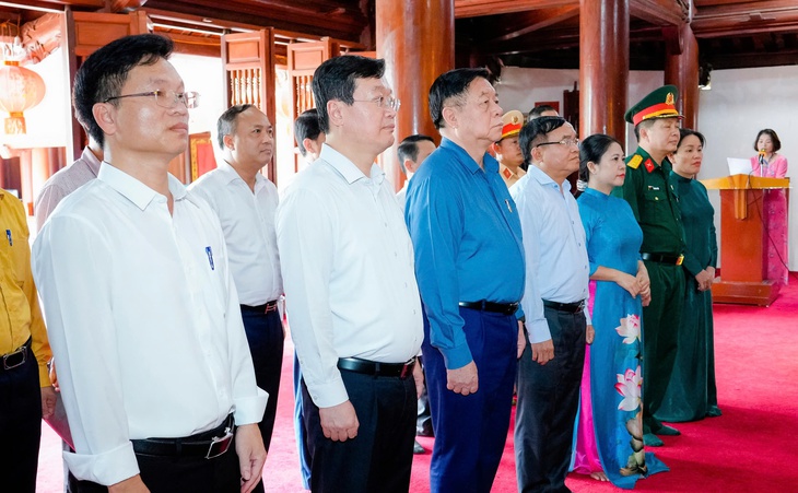 ong-nghia-viet-lao-1752583394461166166930 Trưởng Ban Tuyên giáo và Dân vận Trung ương dâng hương tưởng niệm Chủ tịch Hồ Chí Minh, các liệt sĩ - Ảnh 3.