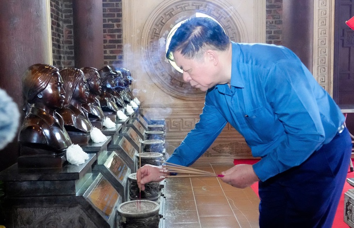 ong-trong-nghia-2-17525837218391416687271 Trưởng Ban Tuyên giáo và Dân vận Trung ương dâng hương tưởng niệm Chủ tịch Hồ Chí Minh, các liệt sĩ - Ảnh 5.
