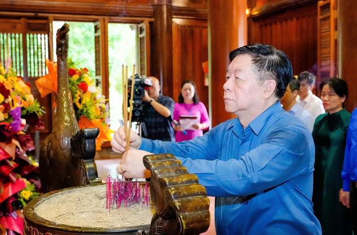 ong-truong-trong-nghia-khu-du-tich-kim-lien-17525828418991836233692 Trưởng Ban Tuyên giáo và Dân vận Trung ương dâng hương tưởng niệm Chủ tịch Hồ Chí Minh, các liệt sĩ - Ảnh 1.