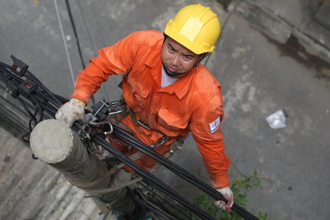 pham3202-jpg-1751356218-175135-1574-4102-1751356680 Công nhân ngành điện đang kiểm tra đường dây. Ảnh: Ngọc Thành