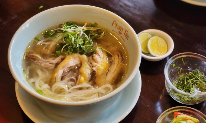 pho-1752572090-3177-1752572104 Phở gà ta kiểu Bắc ở trung tâm TP HCM. Ảnh: Bích Phương