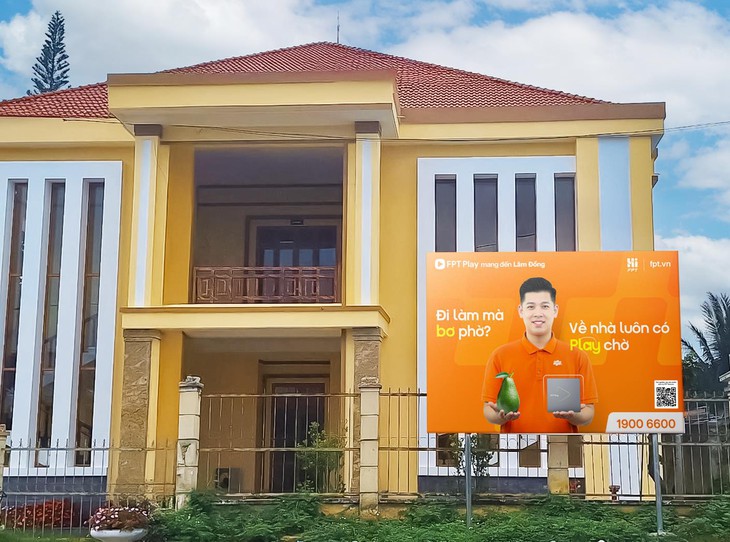 photo-1752852917305-17528529175271533649479 FPT ‘phủ cam’ toàn quốc: 1000 lời chào sáng tạo đậm bản sắc Việt - Ảnh 2.